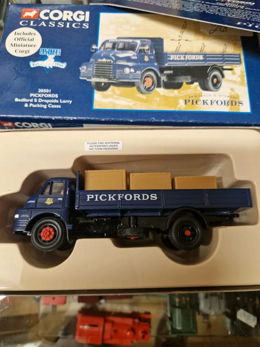 Corgi Pickfords Truck - Image 2
