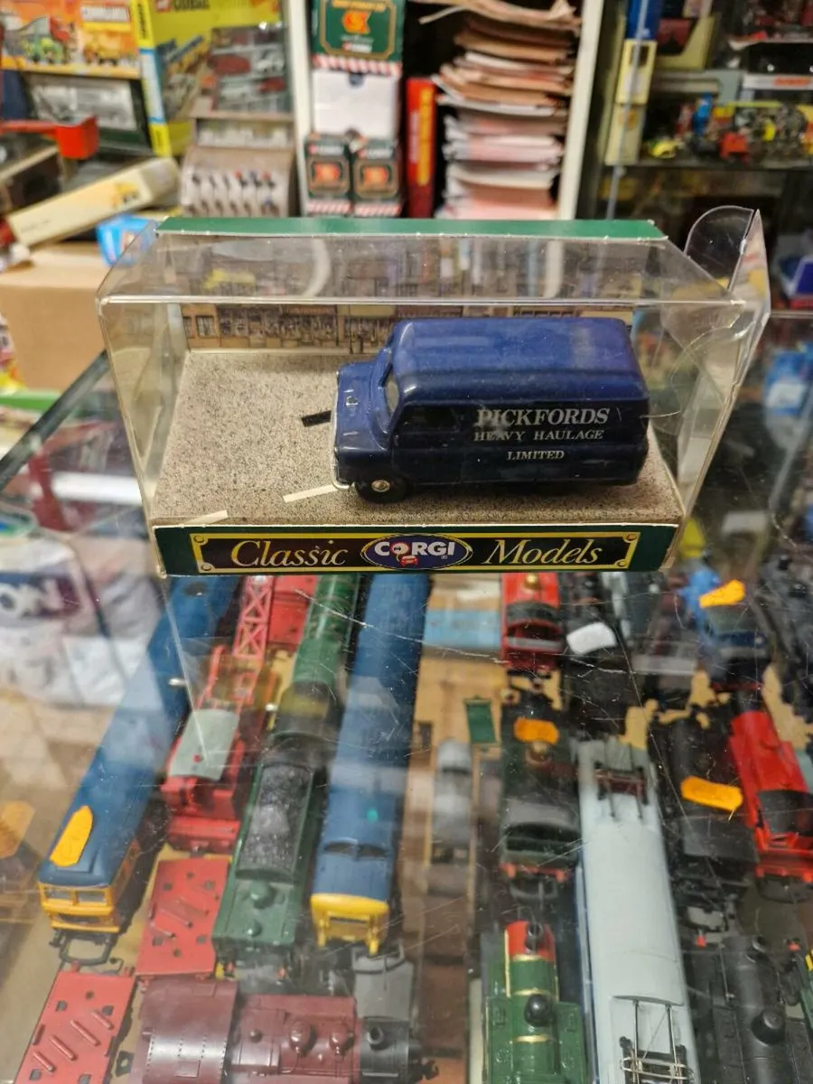 Corgi Pickfords Van - Image 1