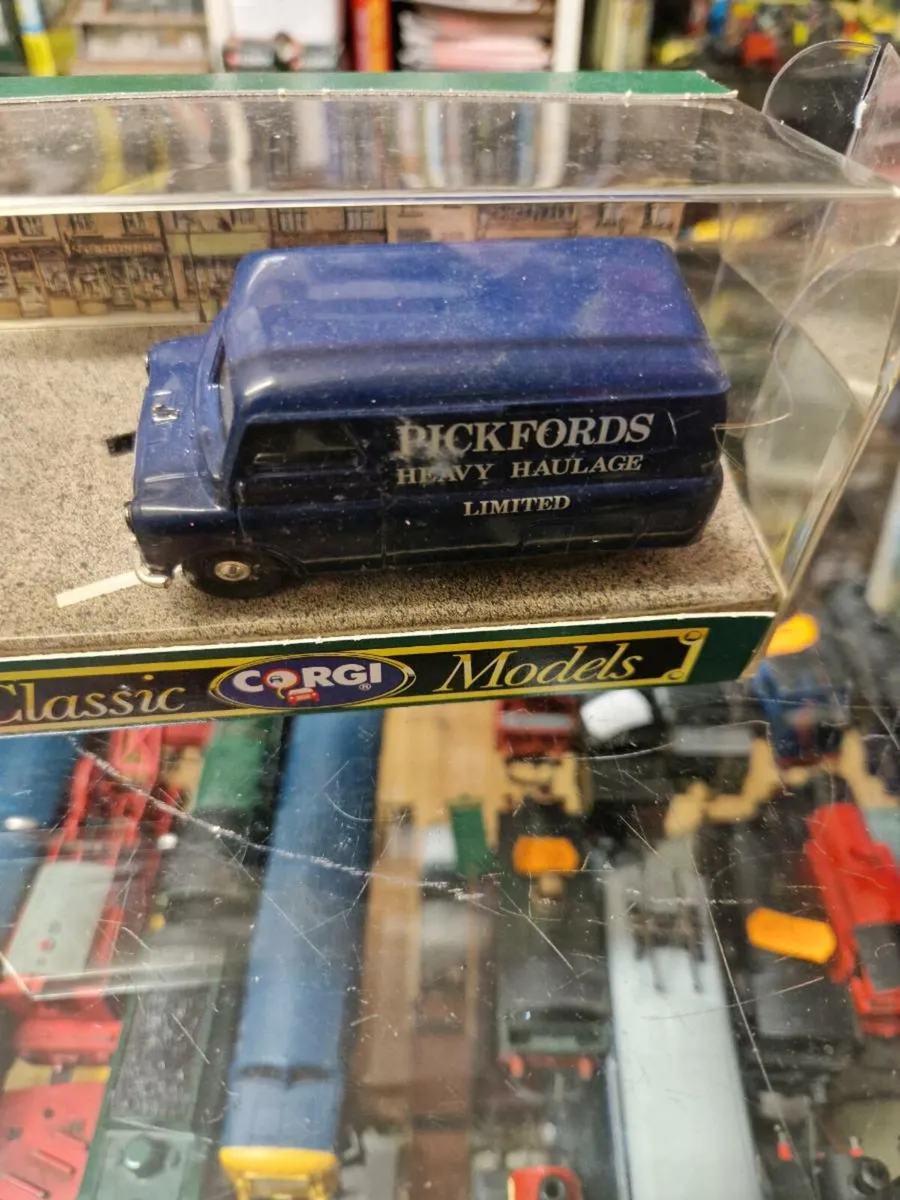 Corgi Pickfords Van - Image 2