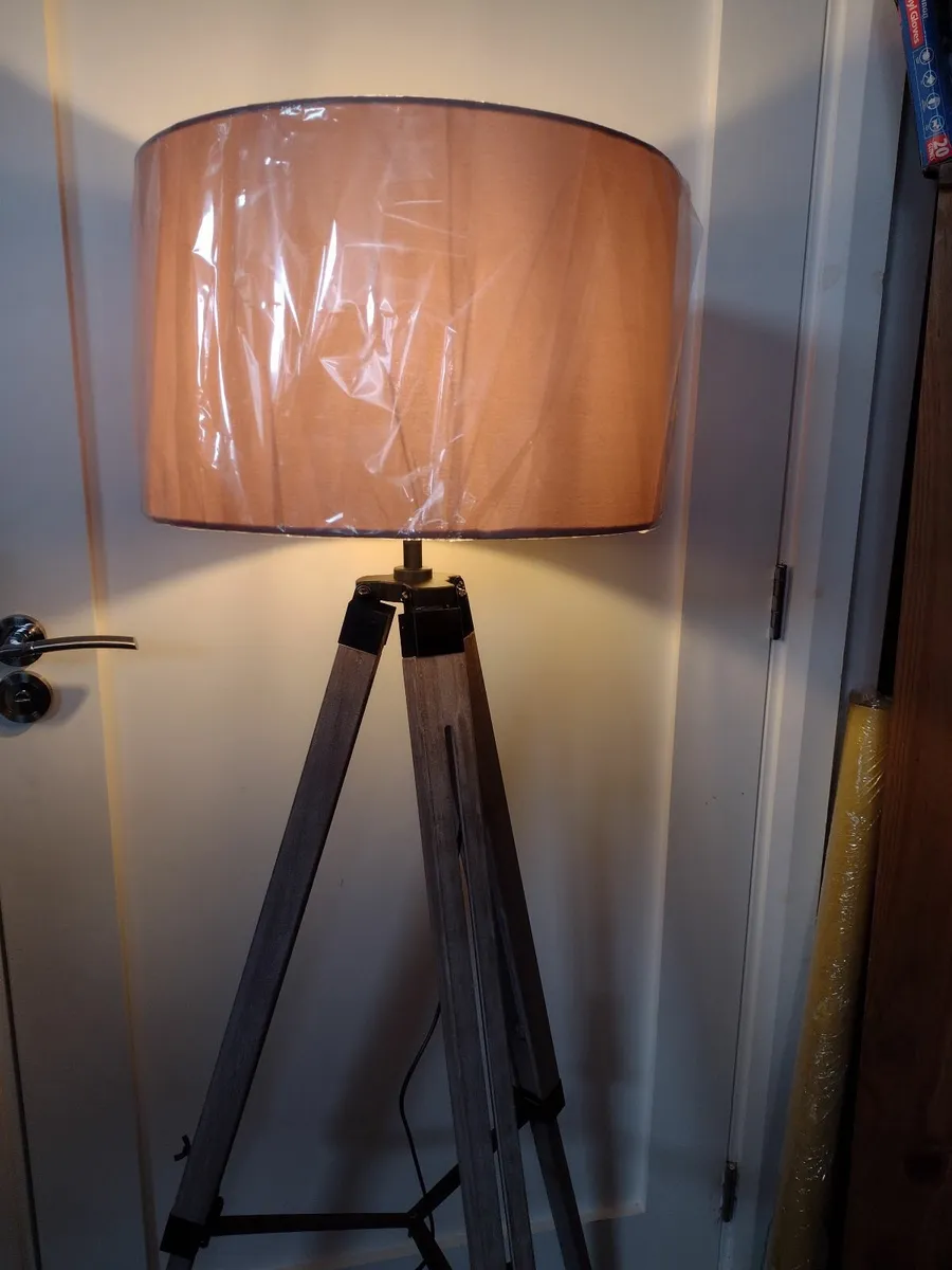 Brand new wooden tripod floor lamp - Image 4
