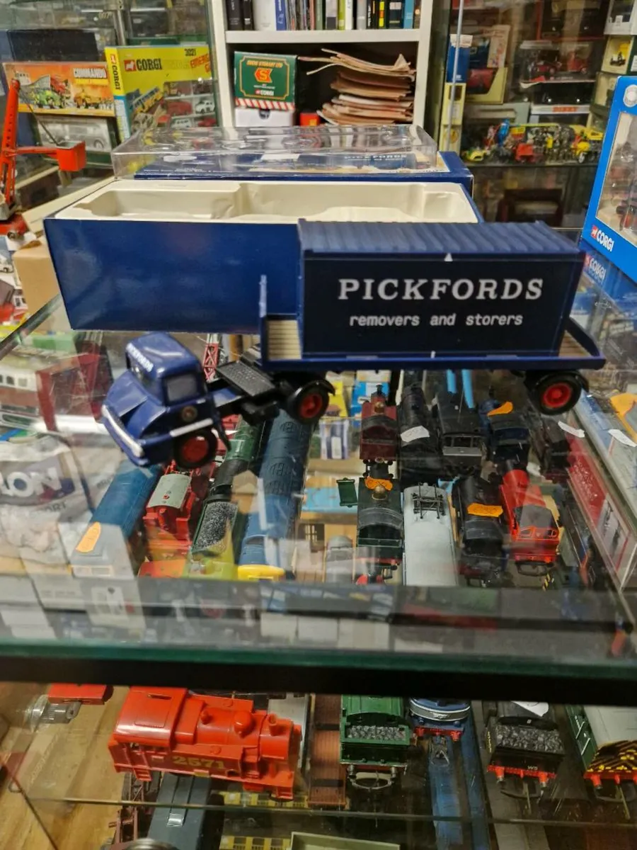 Corgi Pickfords Truck - Image 2