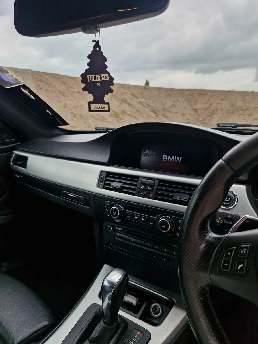 BMW 3-Series 2011 - Image 2