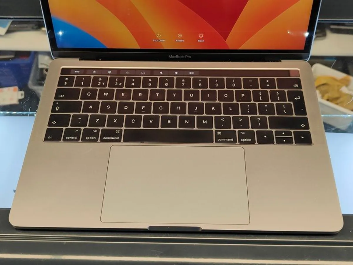 Apple MacBook Pro 13" TOUCH BAR/ Mid 2017 Silver i7 3.5GHz 16GB 5500GB SSD A1706 (Battery Cycle: 250) - Image 2