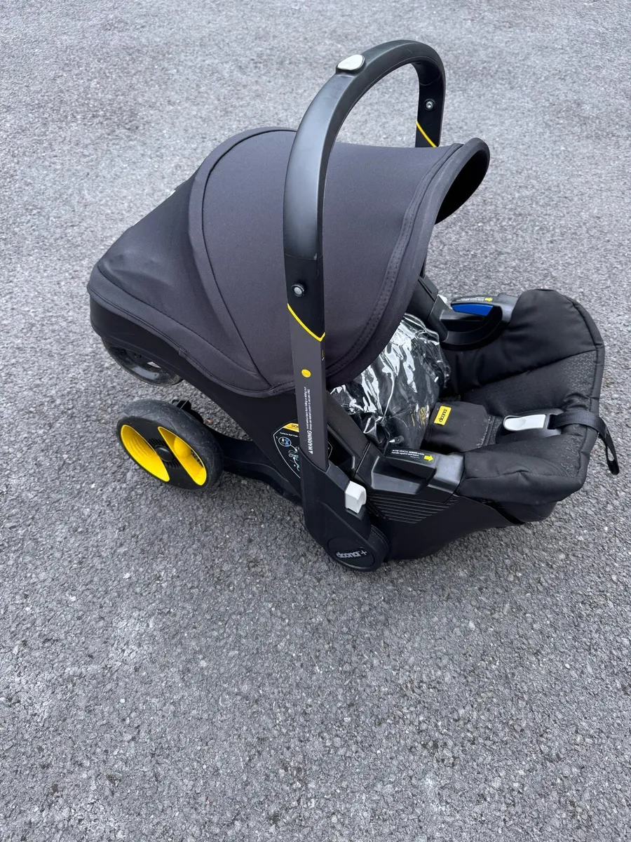 Doona Plus Car Seat with IsoFix Base & Rain Cover - Image 1