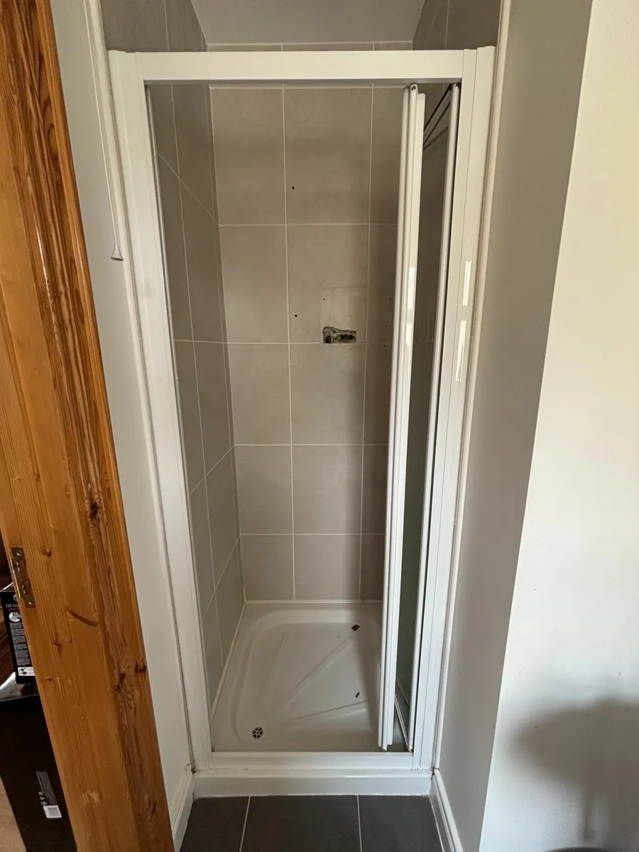 Shower tray and glass doors (white) - Image 1