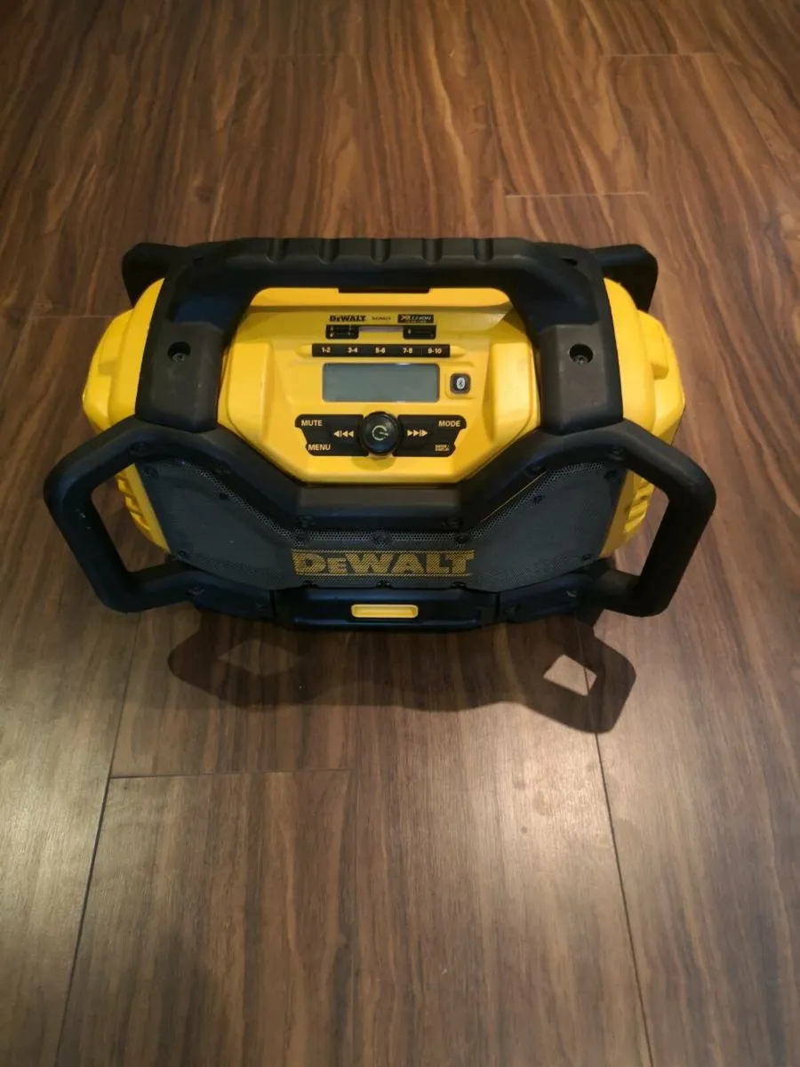 Dewalt dcr027 radio