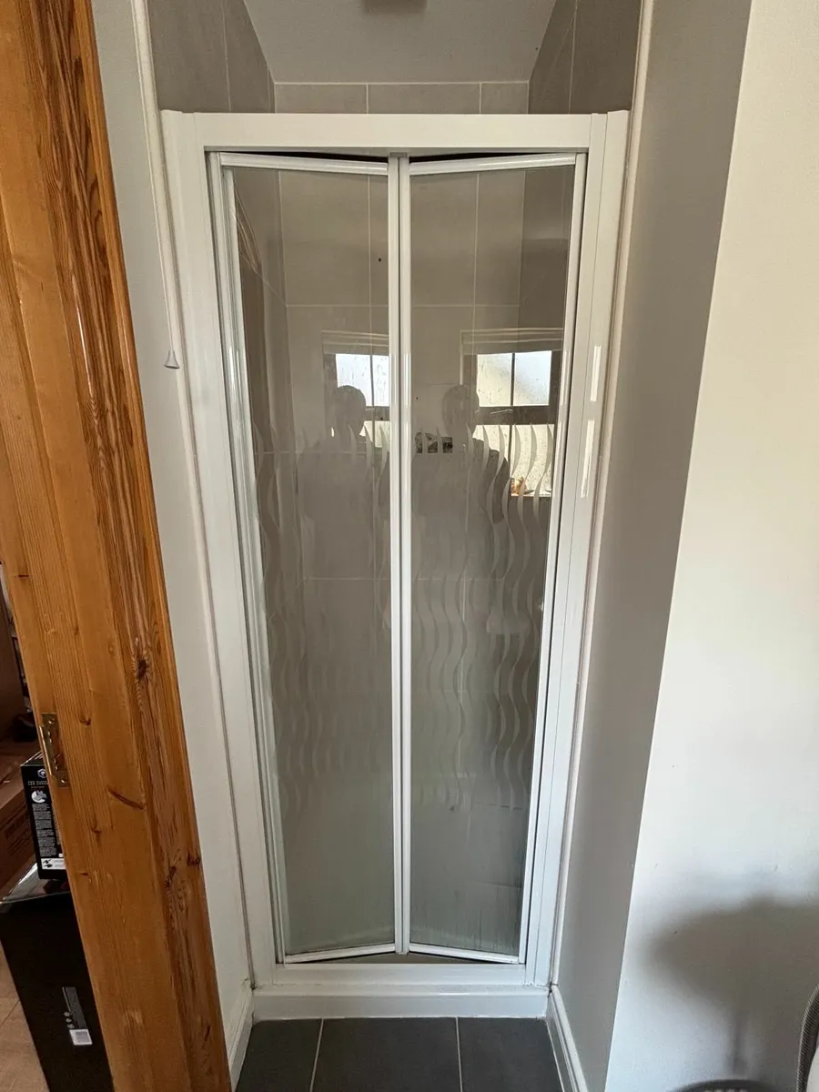 Shower tray and glass doors (white) - Image 2
