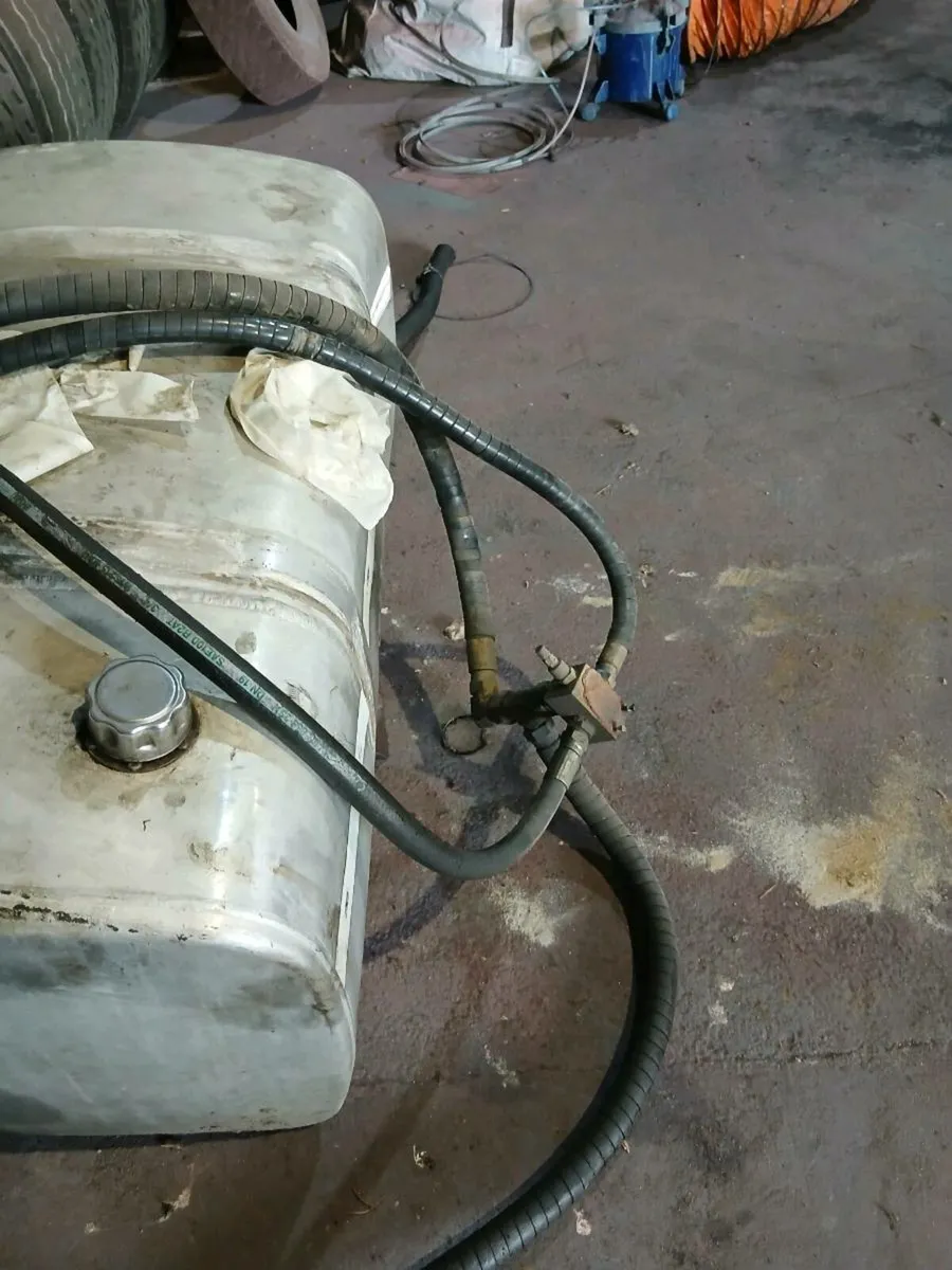 Tipping gear - Image 1