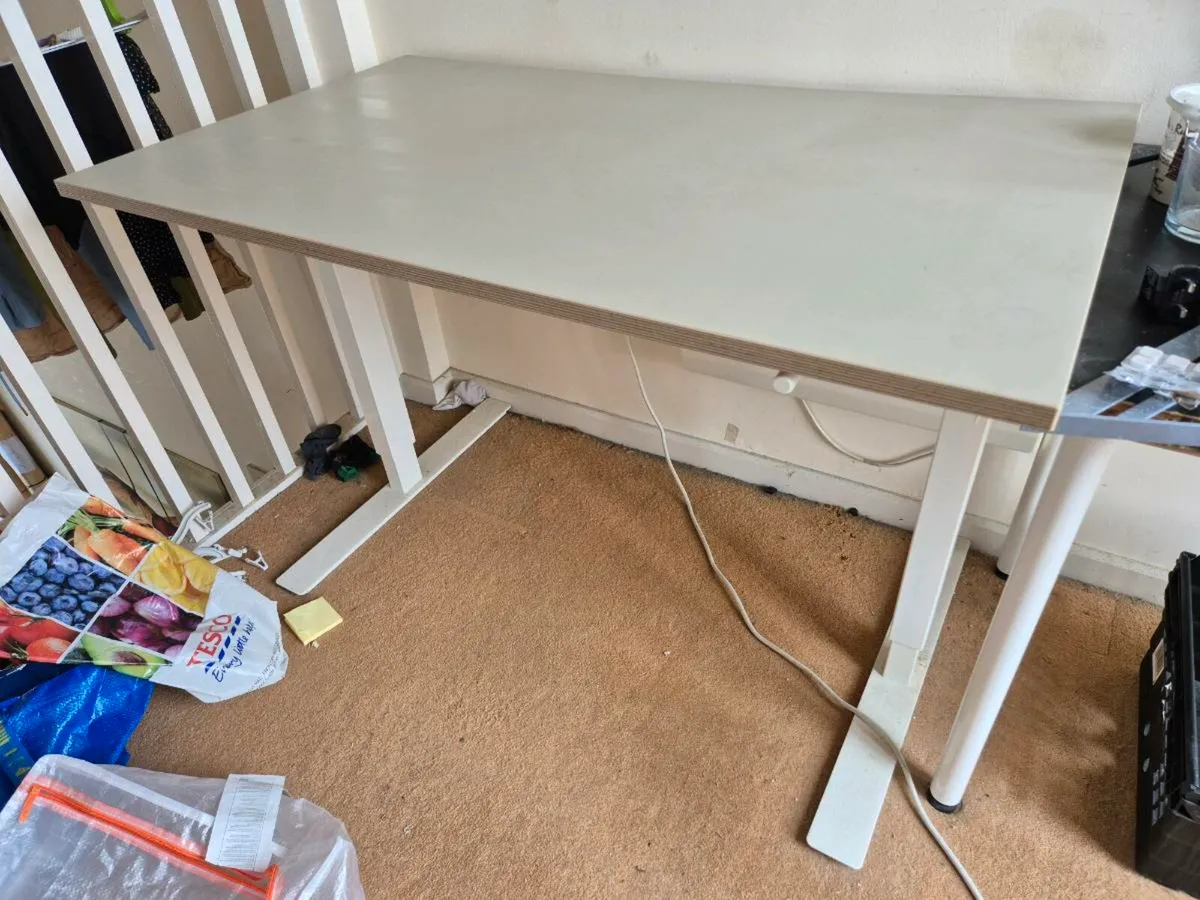 Standing desk adjustable height