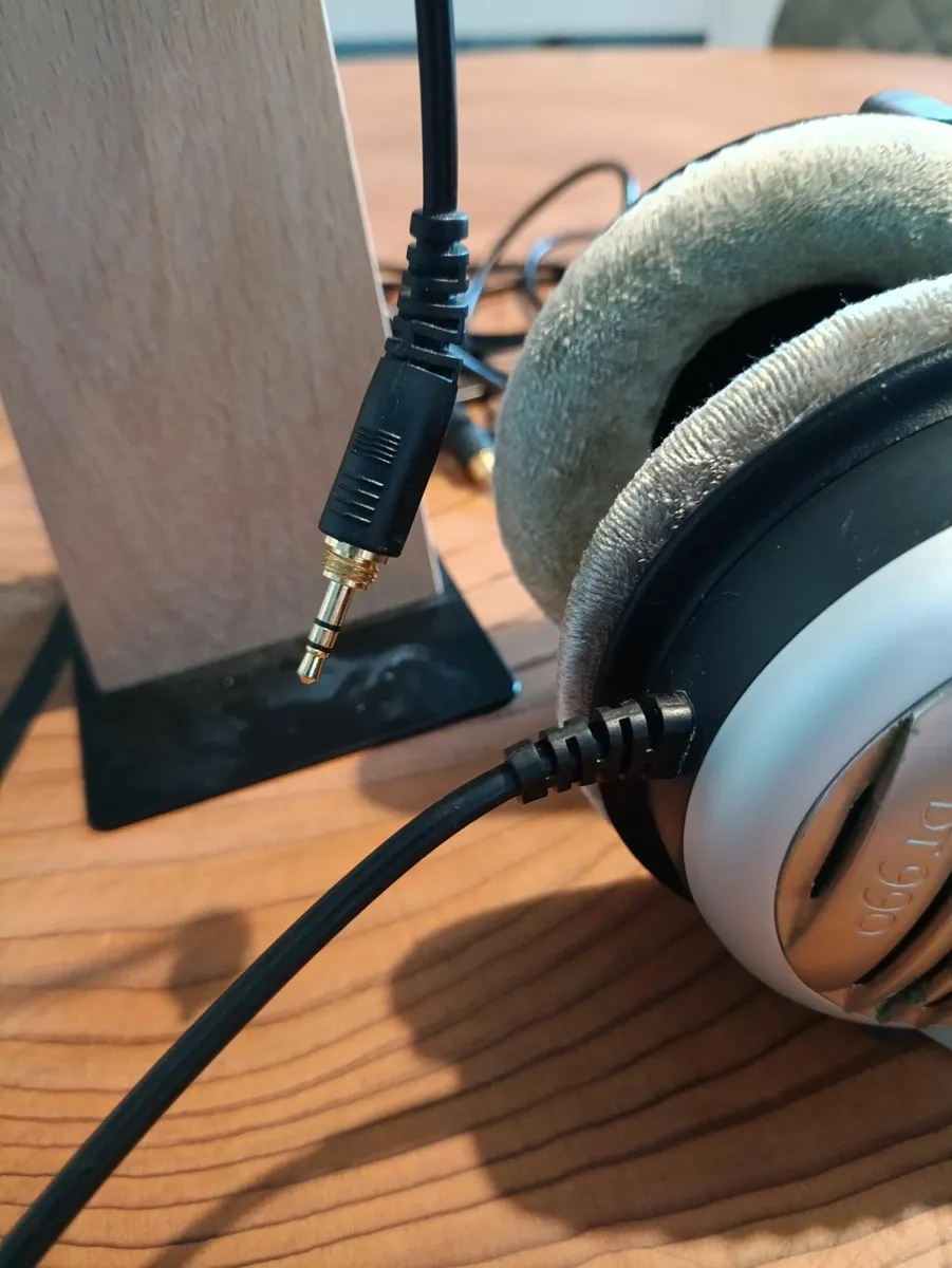 Beyerdyanmic DT 990 headphones - Image 1