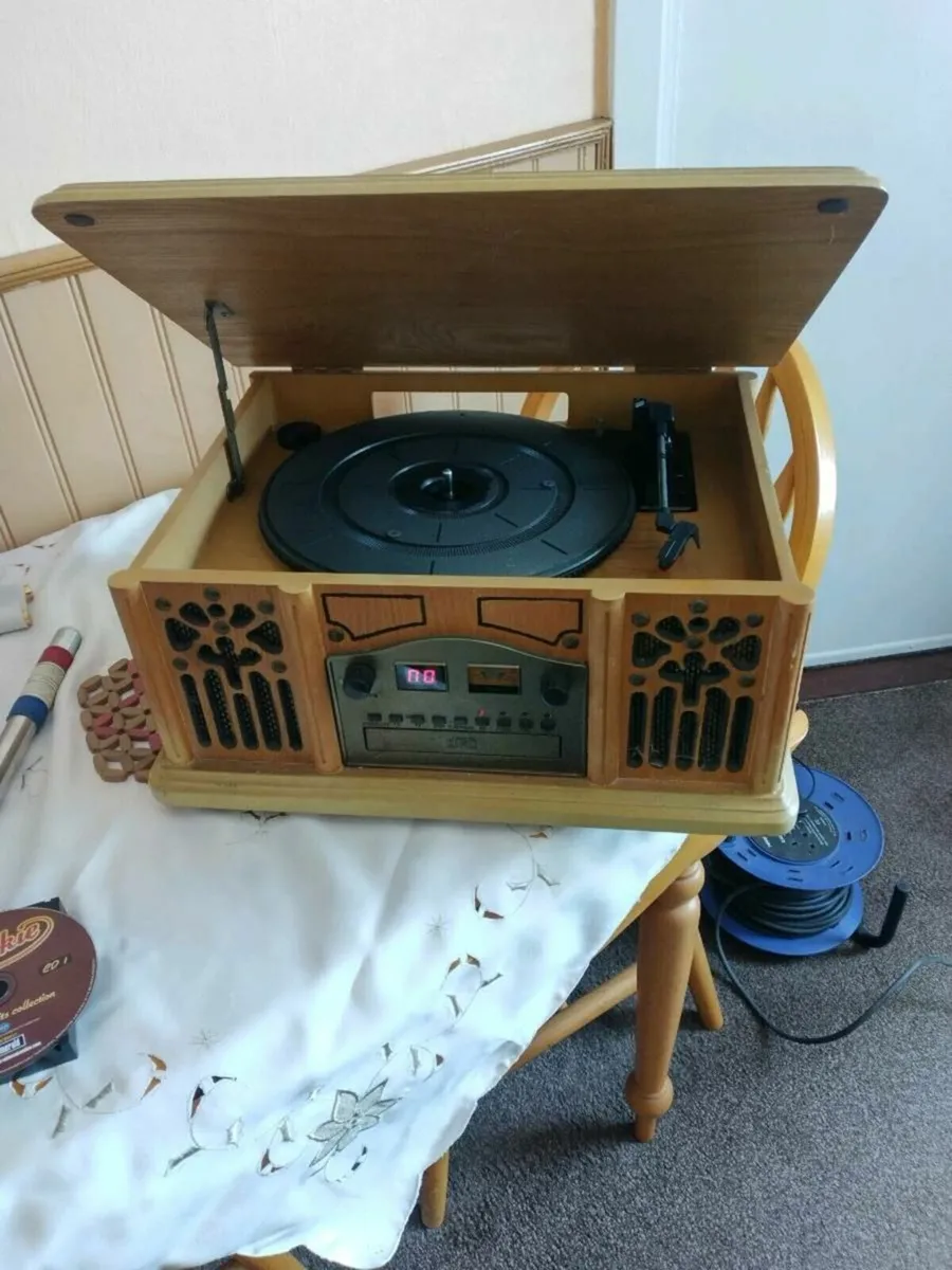Vintage style music system - Image 1