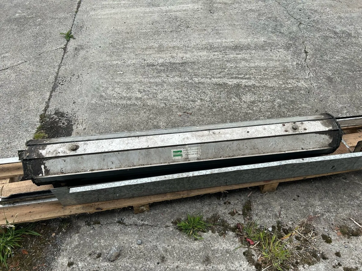Roller shutter door