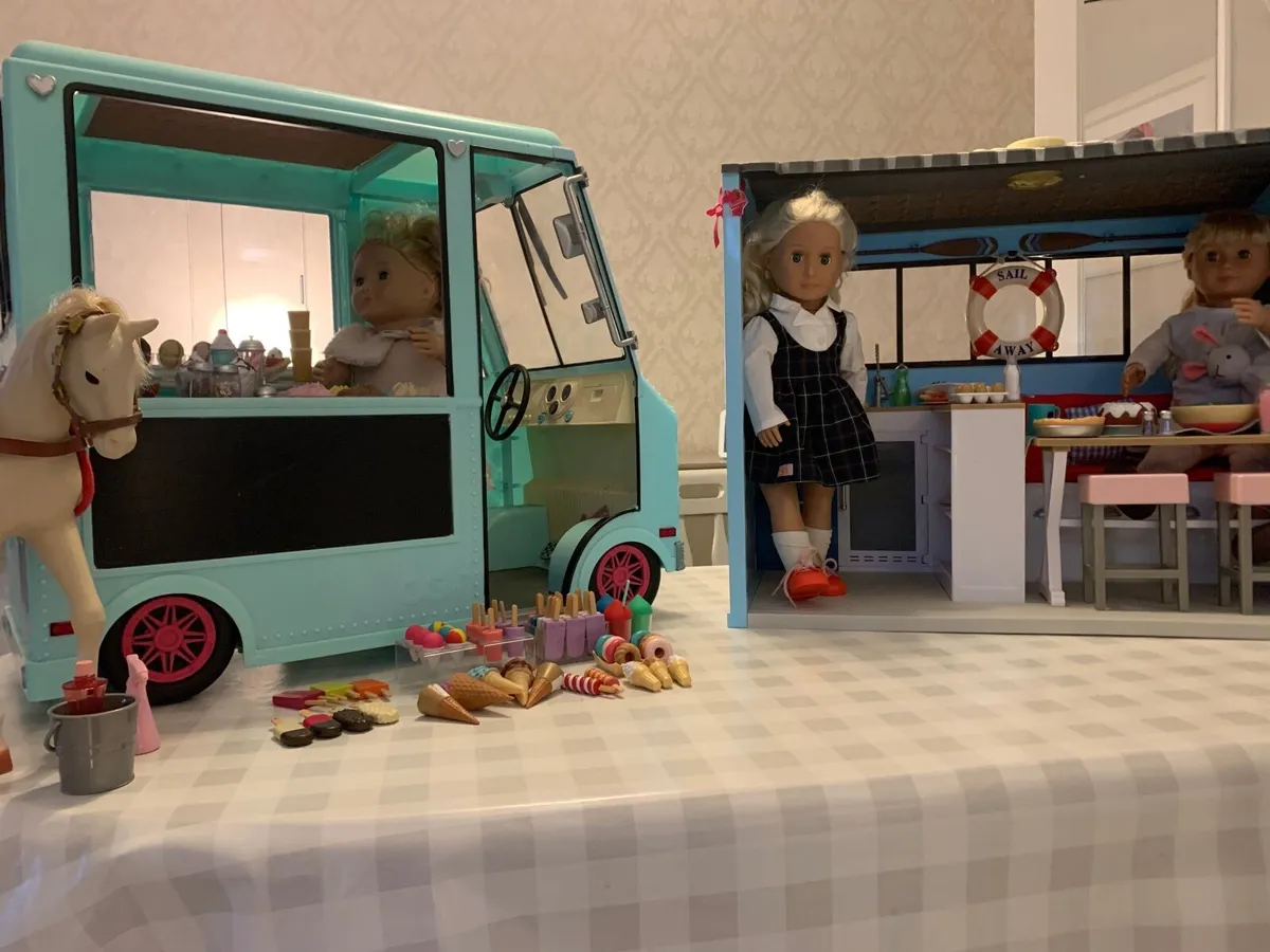 Our Generation ice cream truck and beach house - Image 4