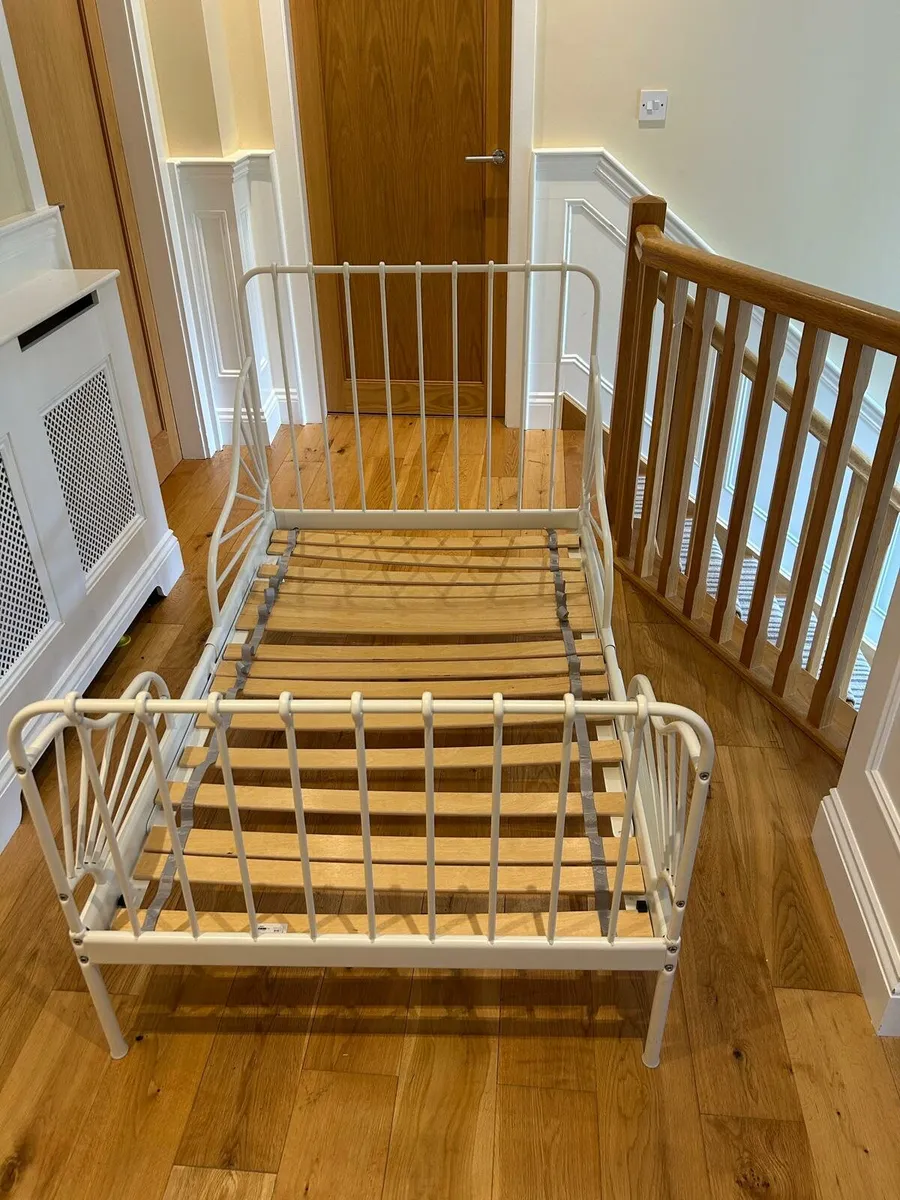 Metal frame extendable children's bed cw mattress - Image 3