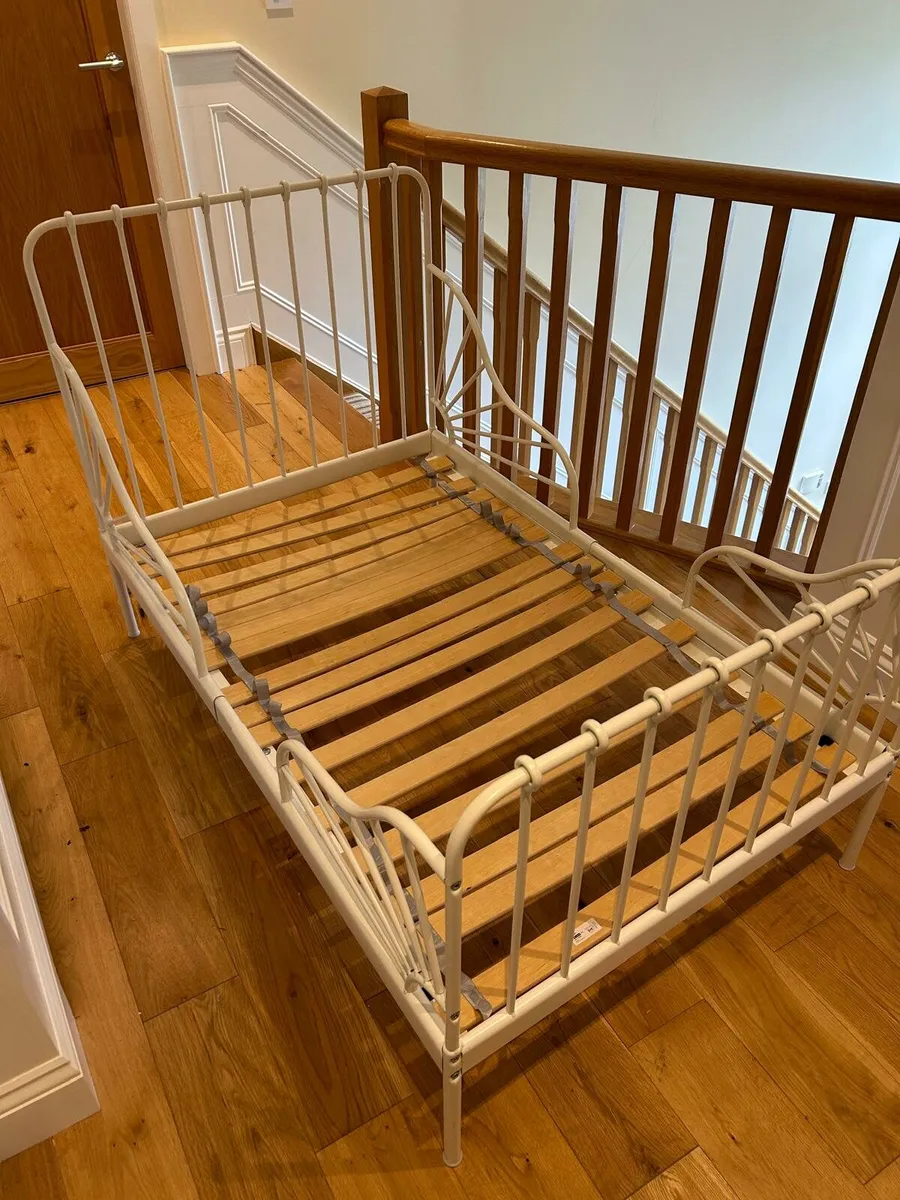 Metal frame extendable children's bed cw mattress - Image 4