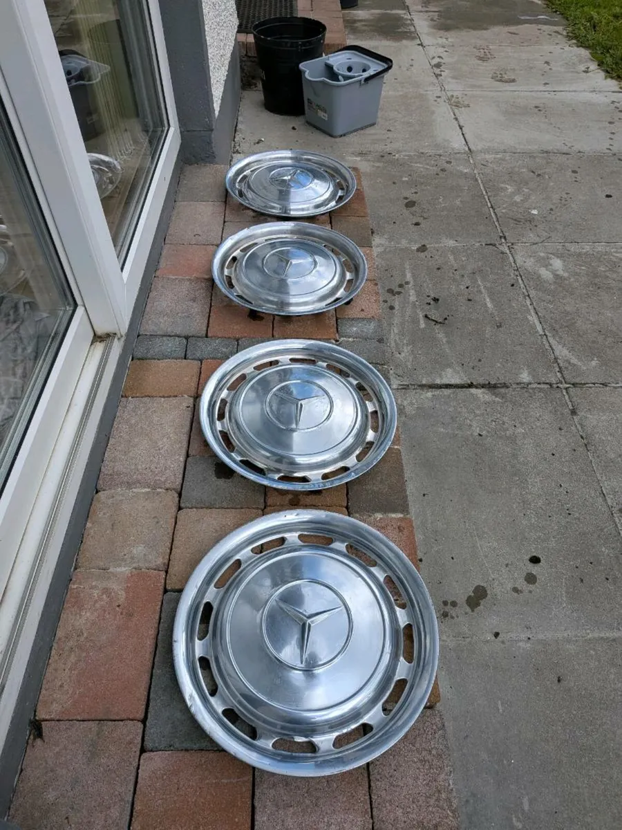 Mercedes hub caps vintage x4 - Image 2
