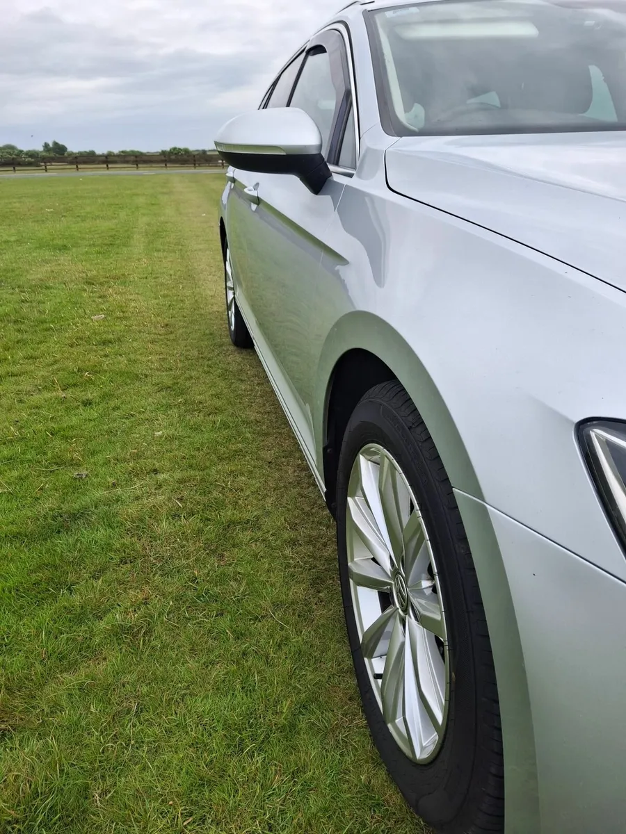 Volkswagen Passat 2016 - Image 2