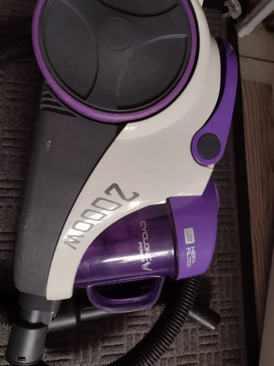 Bagless Hoover 2000W cyclonic power - Image 2