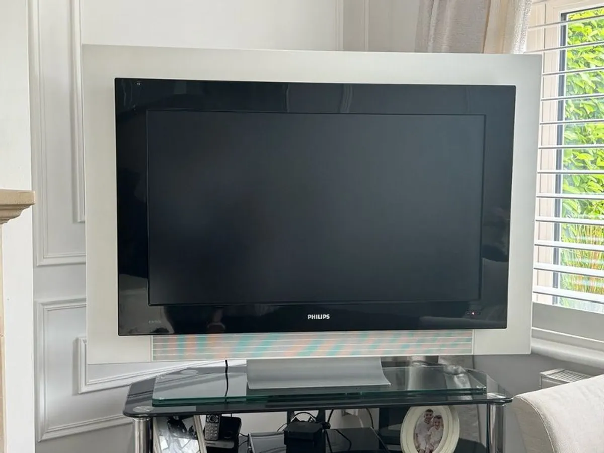Philips Ambilight TV - Image 2