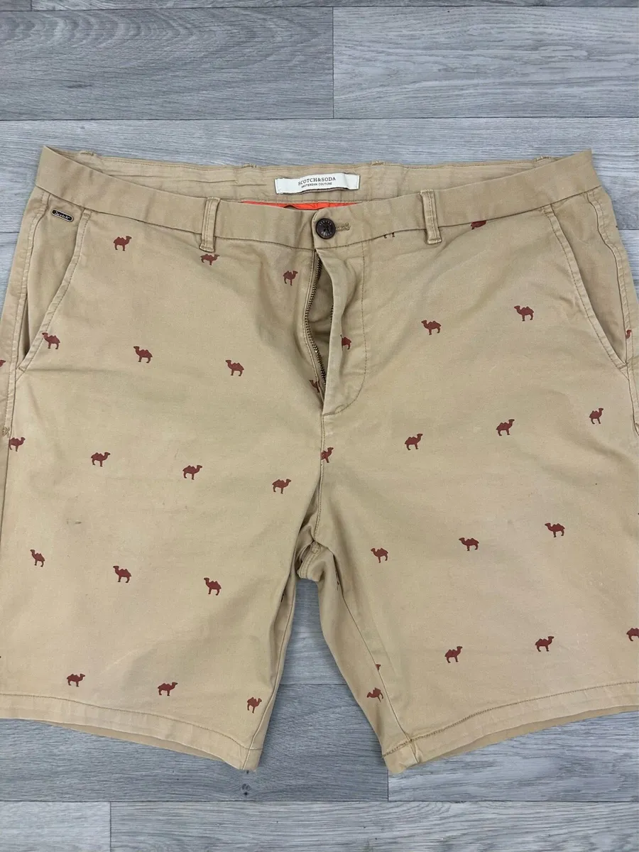Scotch & Soda Camel Print Shorts Mens W38 - Image 2