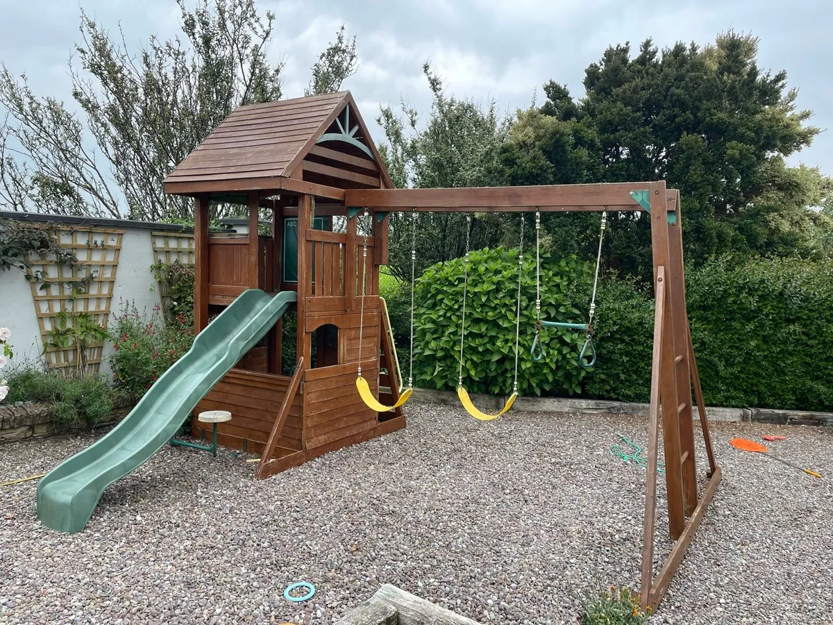 Kids play area swings and slide - Image 1