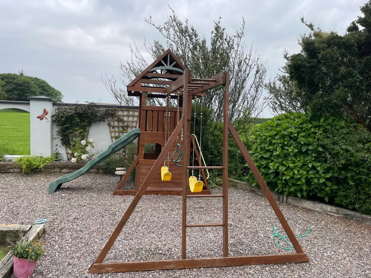 Kids play area swings and slide - Image 2