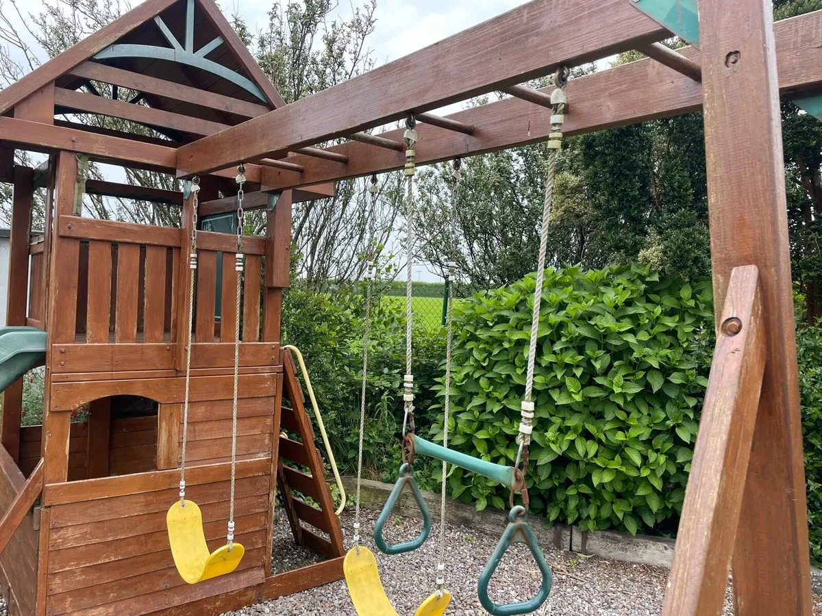 Kids play area swings and slide - Image 3