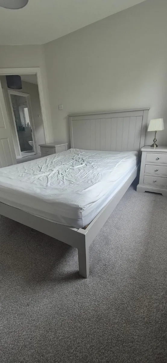 King size bed - Image 1