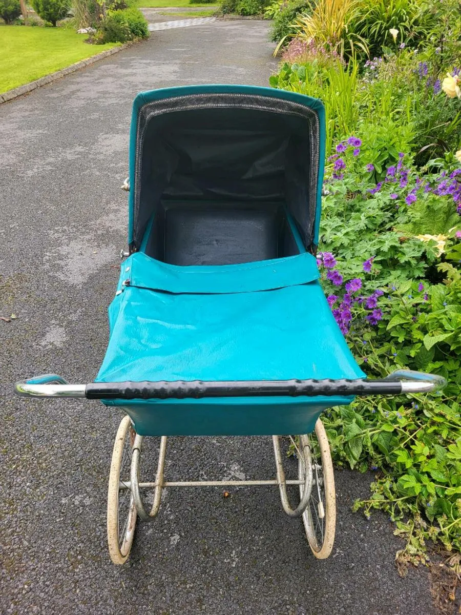 Antique pram - Image 3