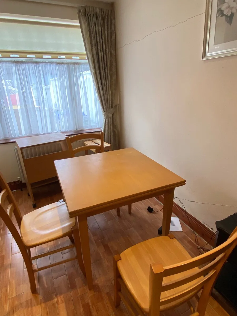 Table and 3 chairs - Image 1