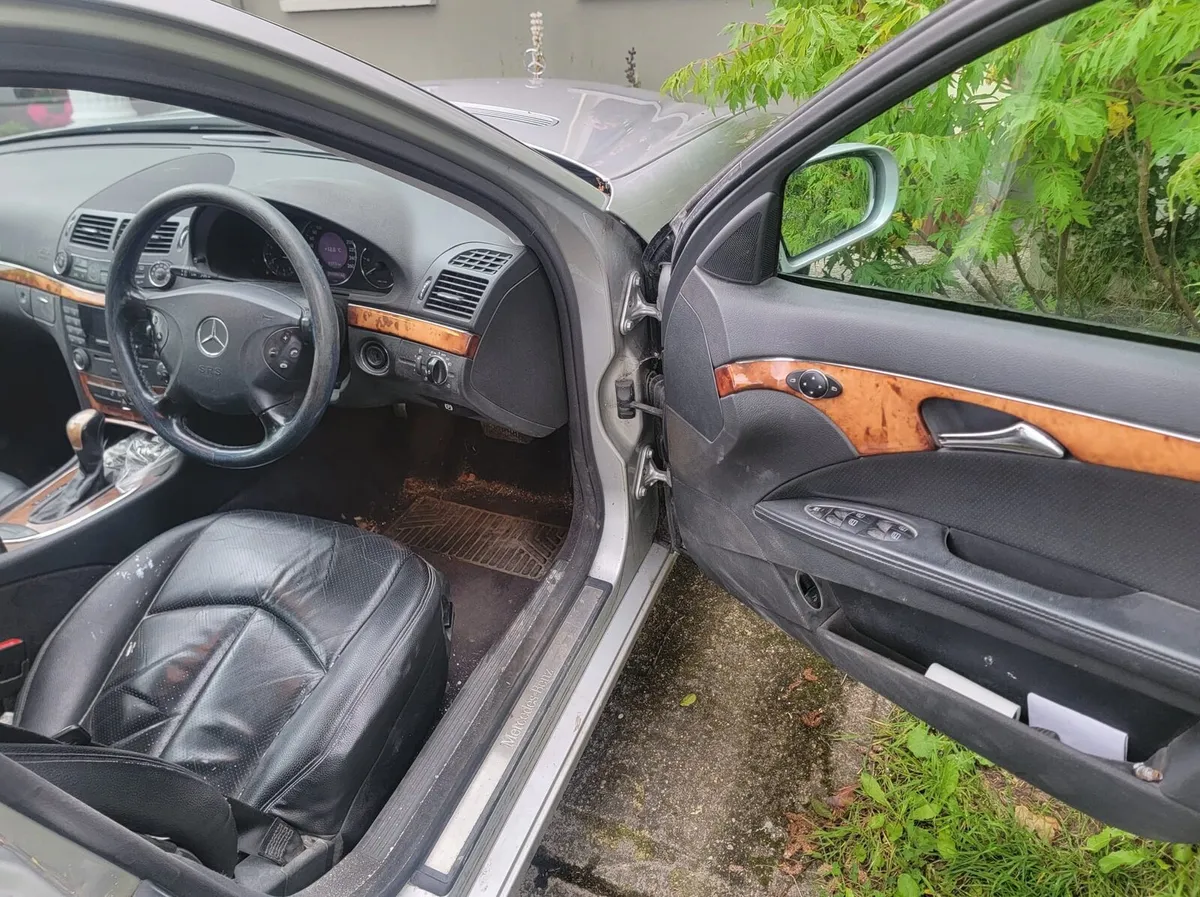MERCEDES E220 - Image 4
