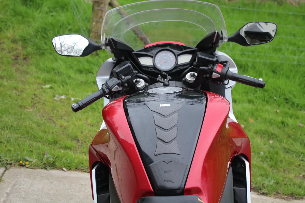 Honda VFR1200 manual - Image 4