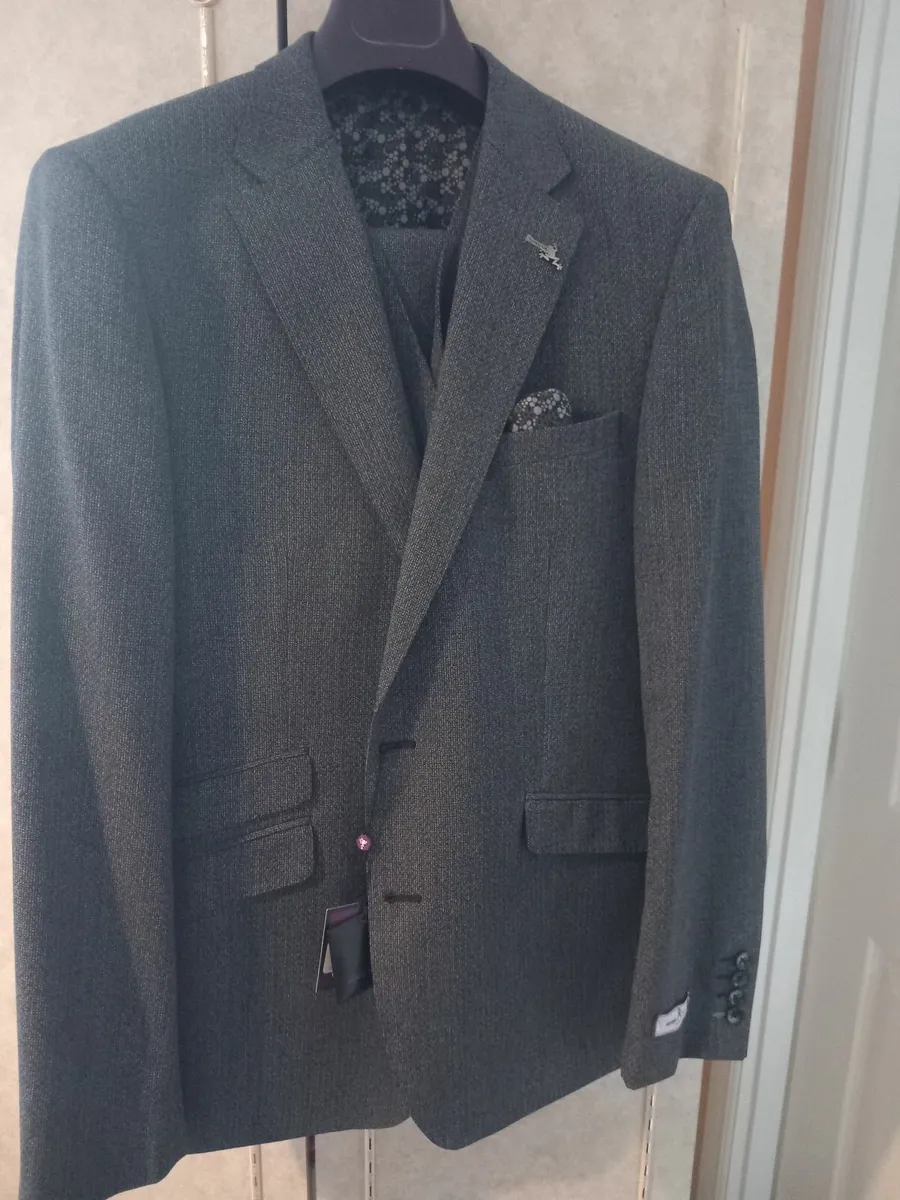 Mens 3 piece suit - Image 1