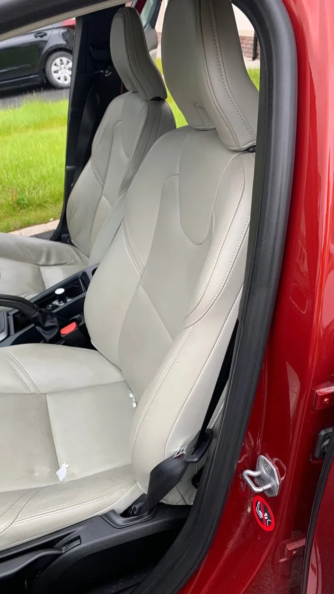 Volvo V40 2014 - Image 1