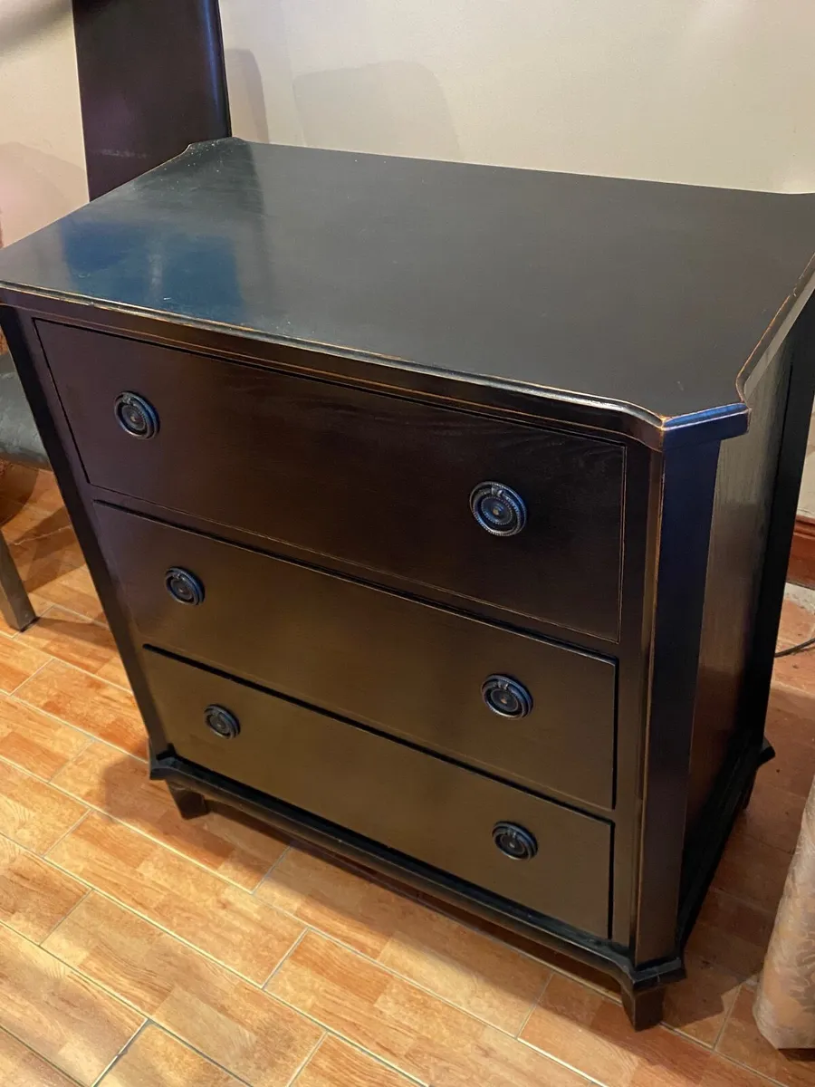 Chest of Drawers and 2 matching bedside lockers - Image 1