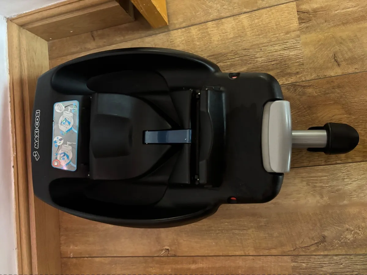 Maxi Cosi car seat and Isofix base - Image 2