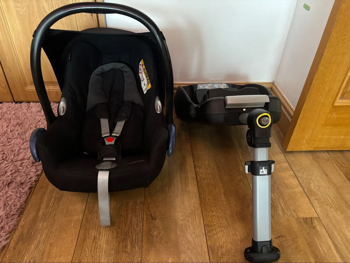 Maxi Cosi car seat and Isofix base - Image 1