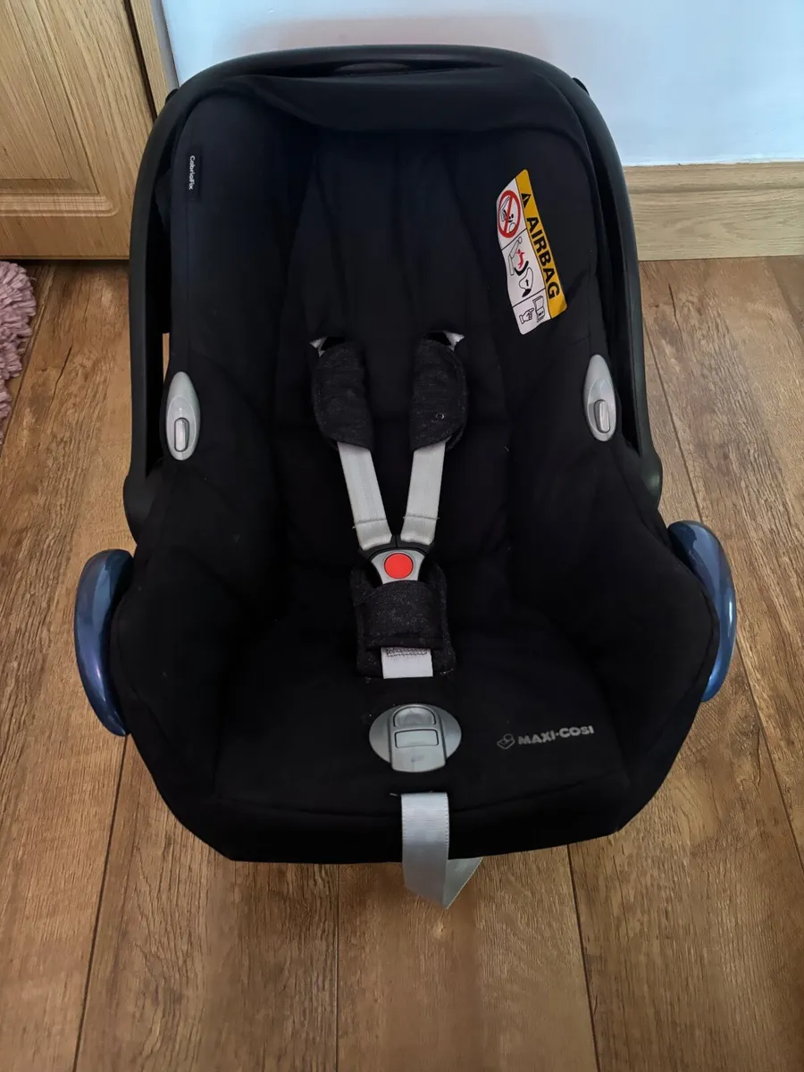 Maxi Cosi car seat and Isofix base - Image 3