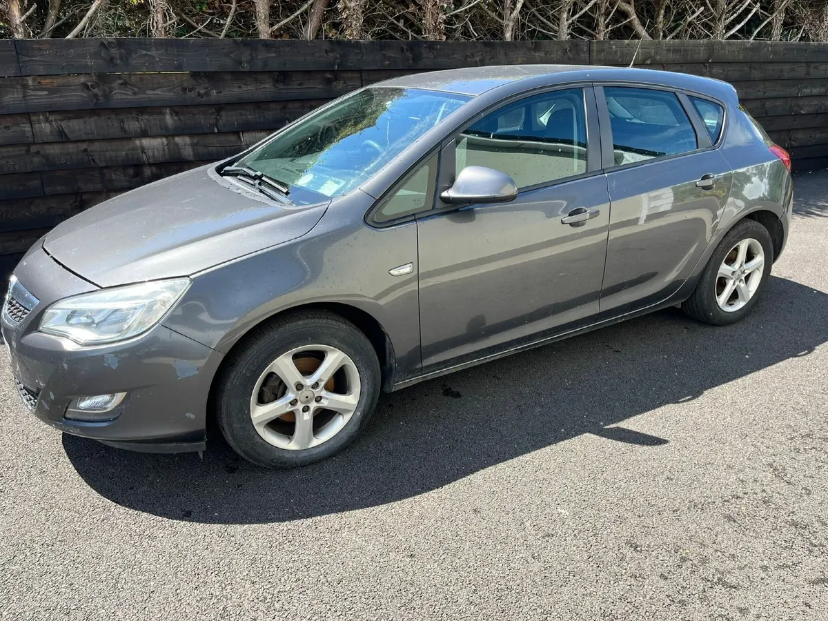 Opel Astra 2011 - Image 1