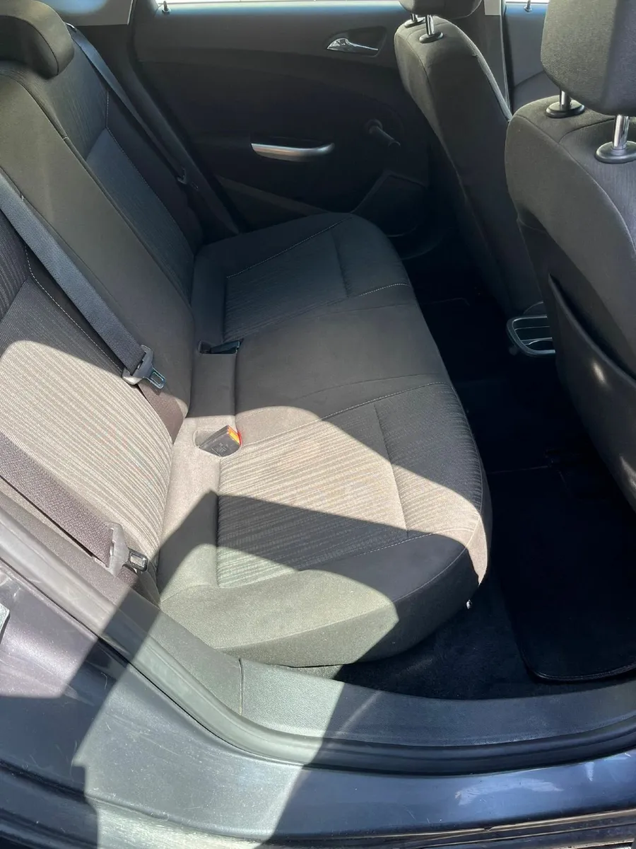 Opel Astra 2011 - Image 3