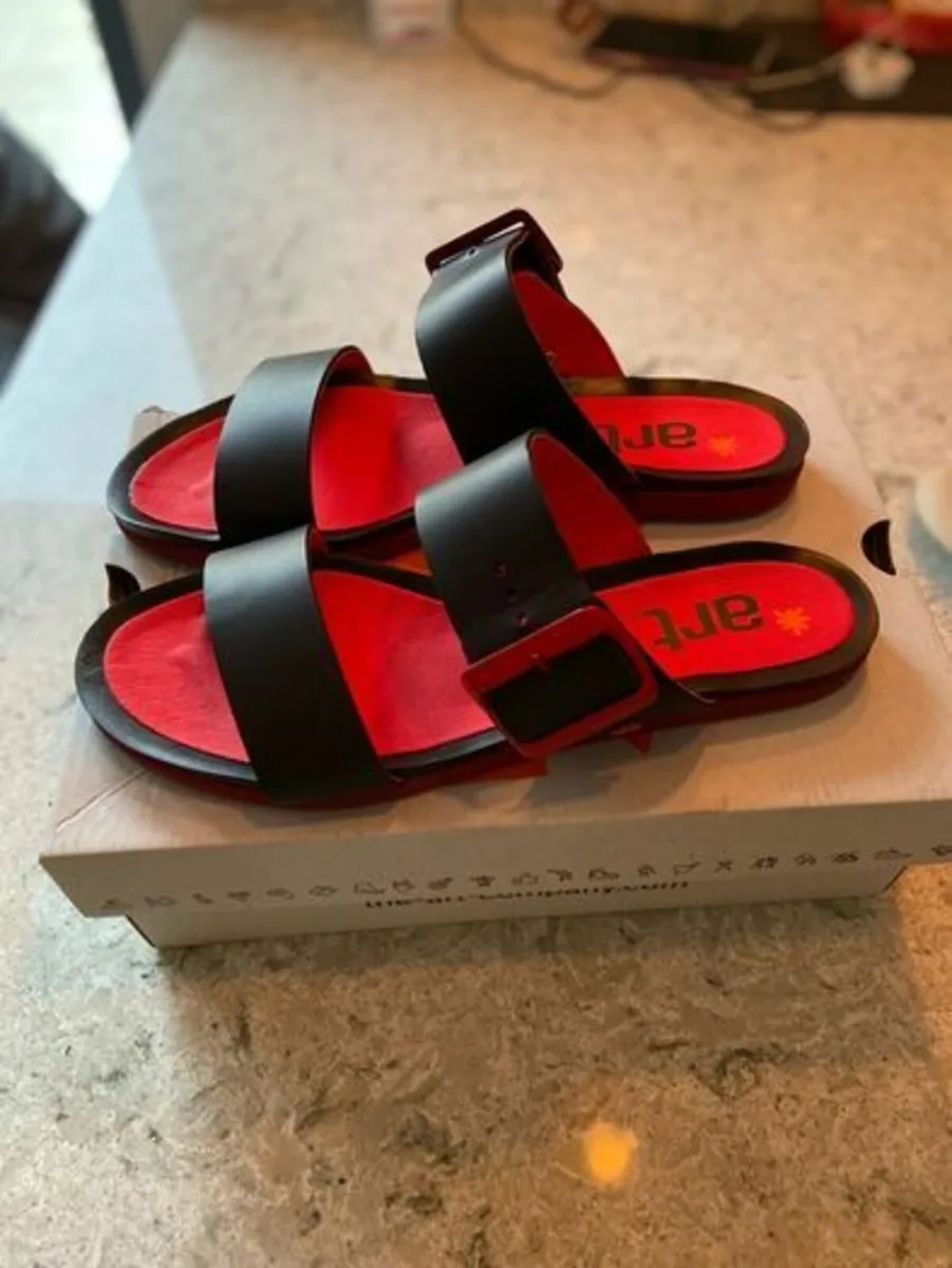 ART Women's Slip on  Leather Sandals 8u/42eu New - Image 1