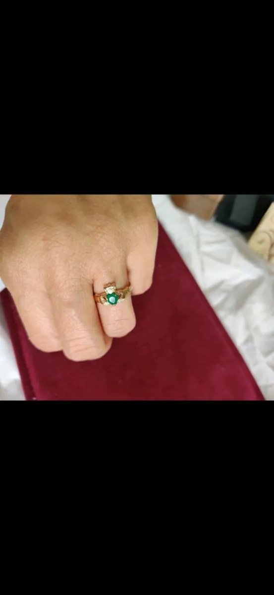 Gold claddagh ring with emerald - Image 1