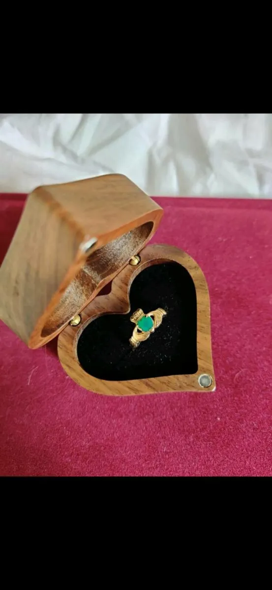 Gold claddagh ring with emerald - Image 2