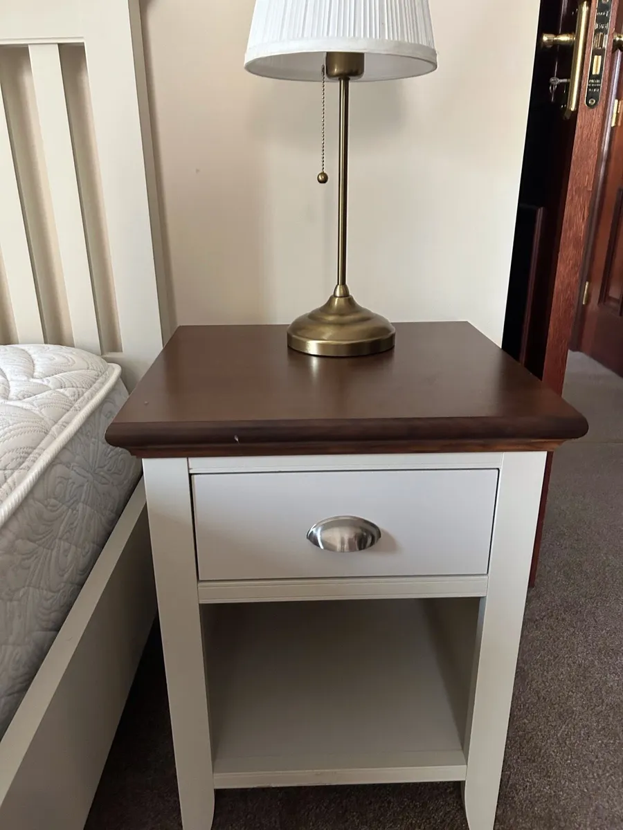 Hampstead collection soft grey and walnut bedframe - Image 3