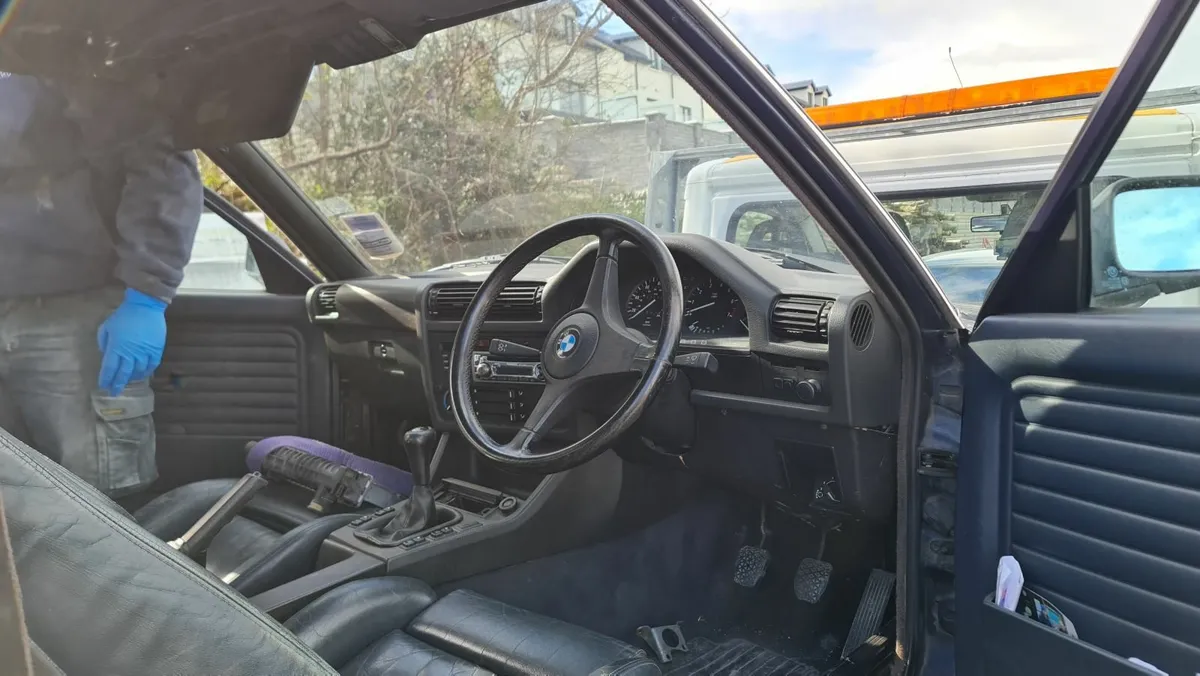 BMW 325i Convertible 1990 - Image 2