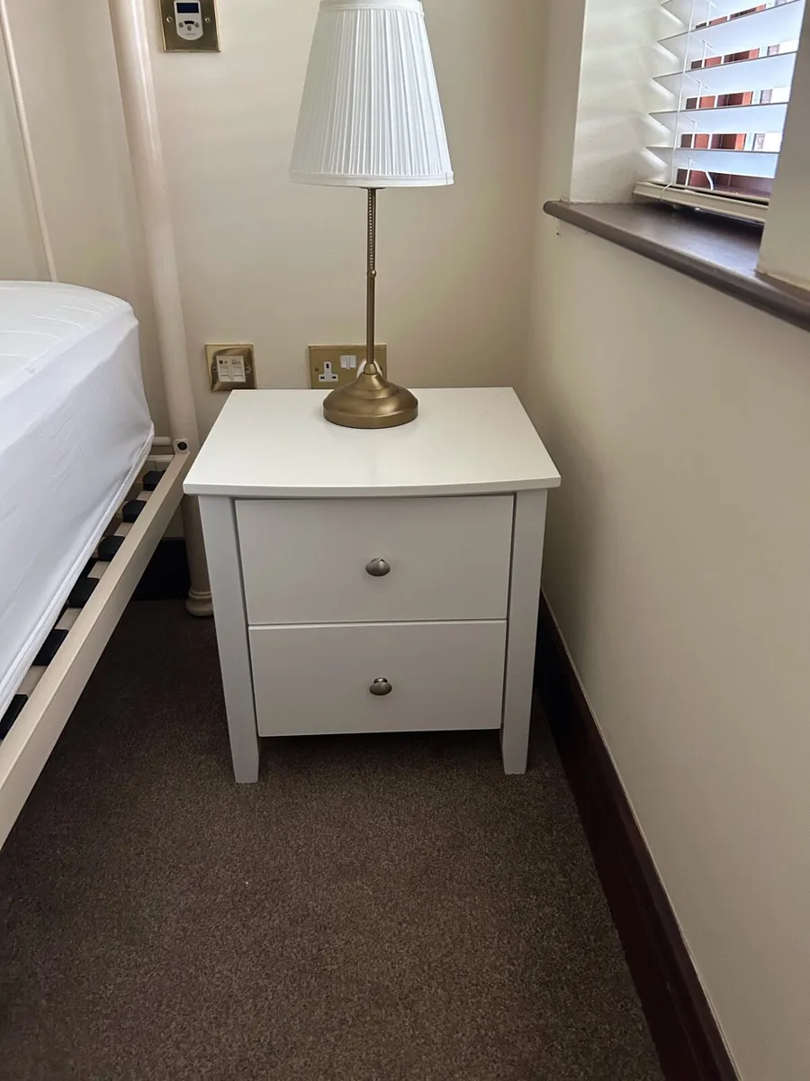 2 bedside with lamps - Image 1
