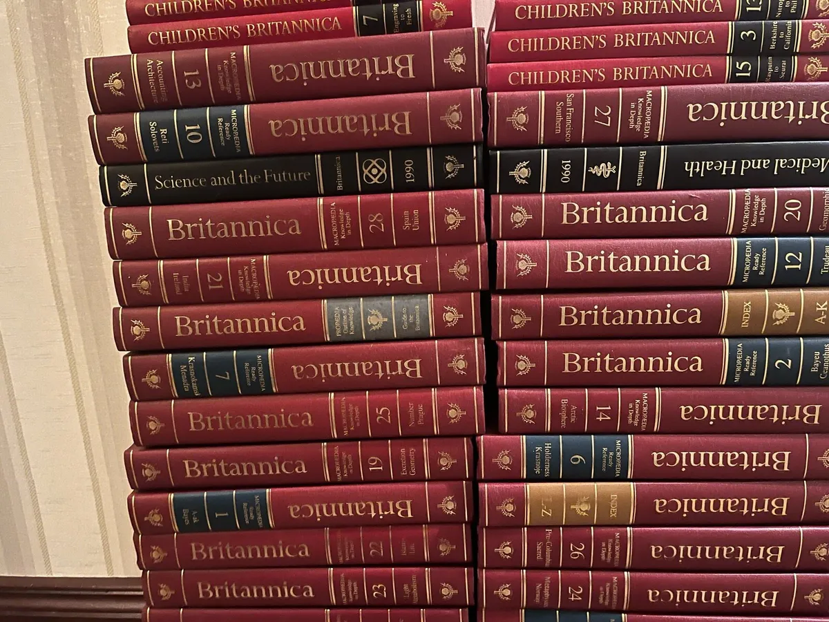 Britannica encyclopaedia hardback complete set - Image 1