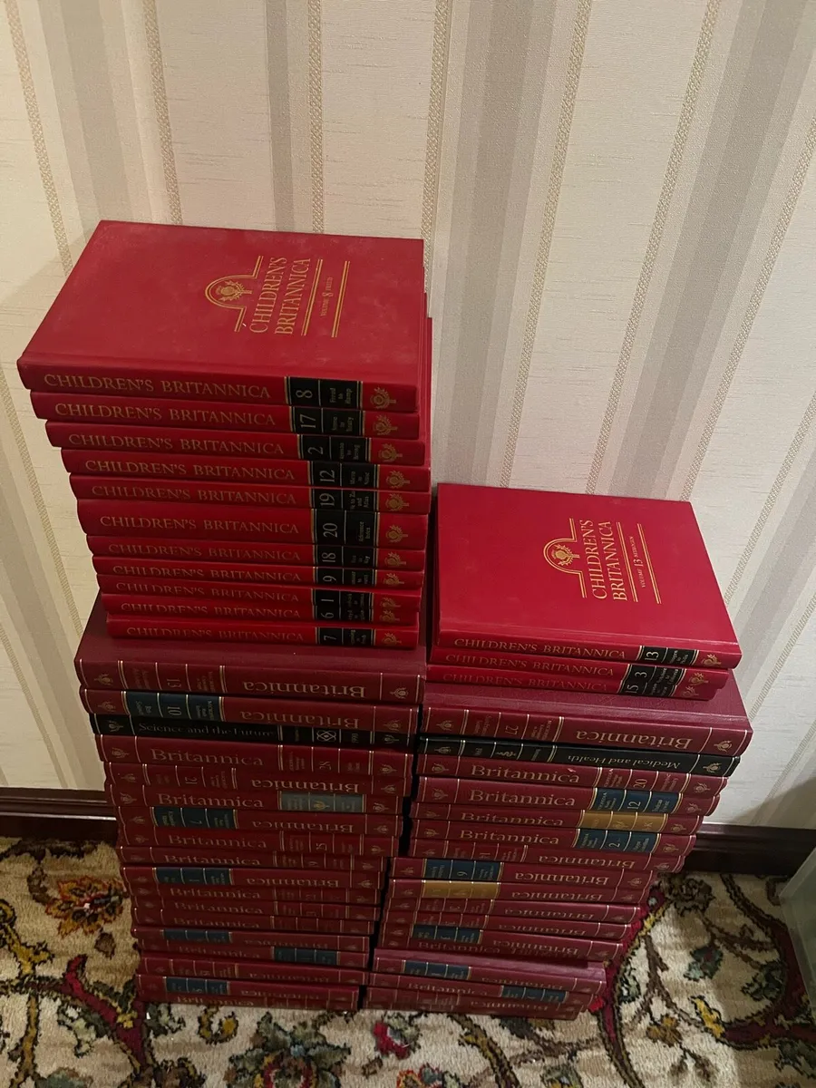 Britannica encyclopaedia hardback complete set - Image 3