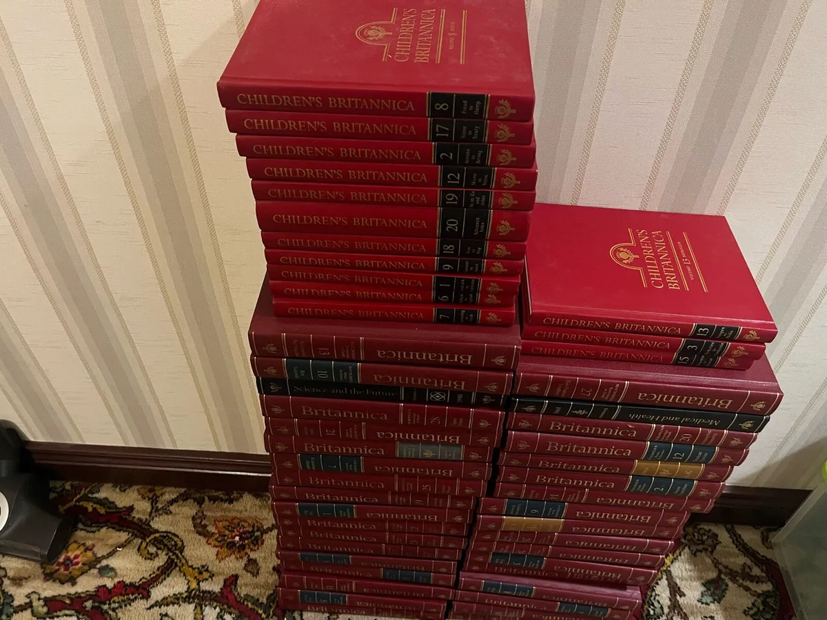 Britannica encyclopaedia hardback complete set - Image 4
