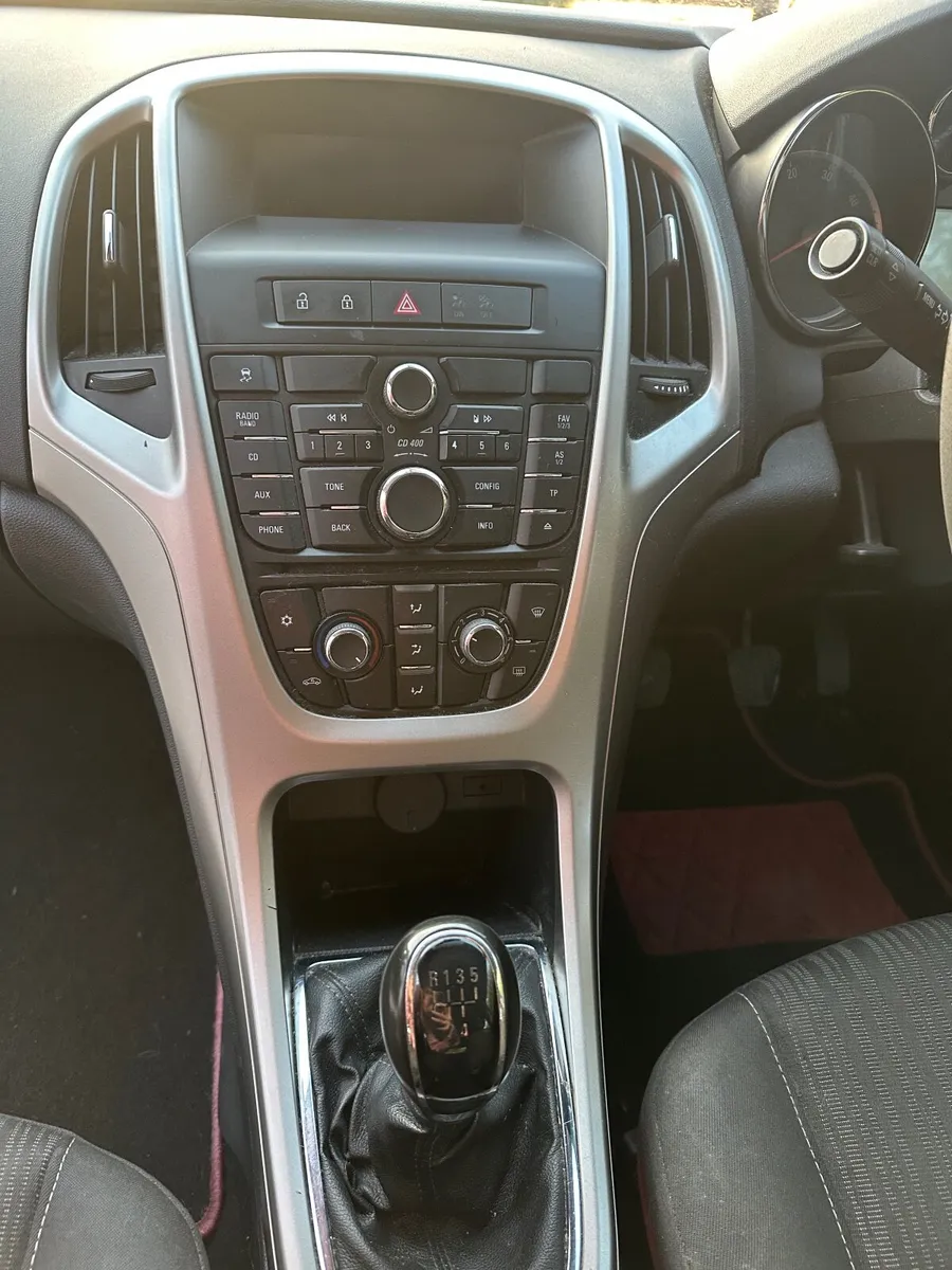 2012 Opel Astra - Image 2